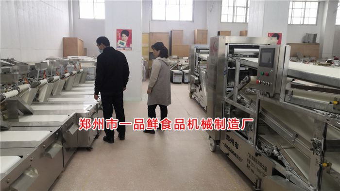 客戶(hù)考察批發(fā)用燴面機(jī)